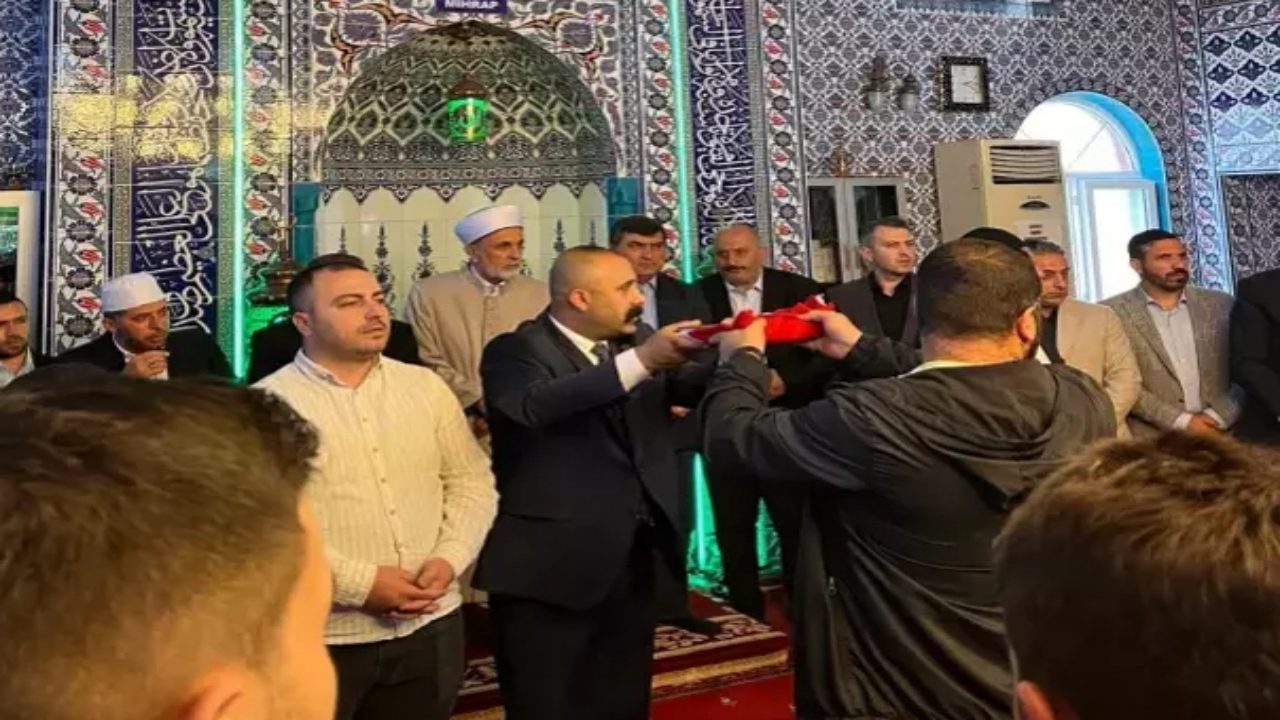 Foto - O anlar, İstanbul’da bir camide kaydedildi! Tekbirler eşliğinde altından geçtiler! İlginç görüntülerin sebebi bakın ne çıktı