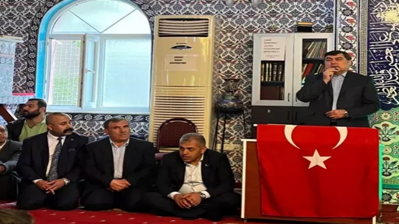 Foto - O anlar, İstanbul’da bir camide kaydedildi! Tekbirler eşliğinde altından geçtiler! İlginç görüntülerin sebebi bakın ne çıktı