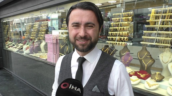 Foto - O anlar kameralara böyle yansıdı! Atmaca yakaladığı serçeyle kuyumcuya daldı