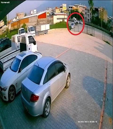 Foto - O anlar kameralara yansıdı! Başıboş at böyle kaza yaptı