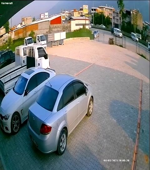 Foto - O anlar kameralara yansıdı! Başıboş at böyle kaza yaptı