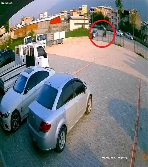 Foto - O anlar kameralara yansıdı! Başıboş at böyle kaza yaptı