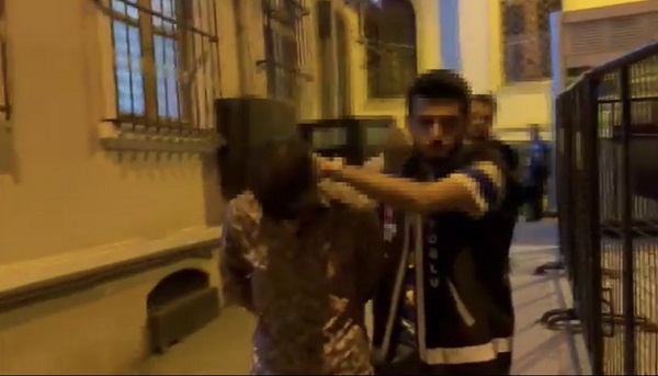 O anlar kameralara yansıdı! İstanbul’da film gibi dolandırıcılık