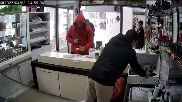 Foto - O anlar saniye saniye kaydedildi! Bir garip hırsızlık olayı