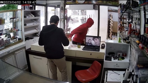 Foto - O anlar saniye saniye kaydedildi! Bir garip hırsızlık olayı