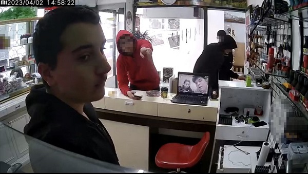 Foto - O anlar saniye saniye kaydedildi! Bir garip hırsızlık olayı