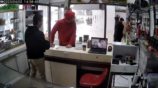 Foto - O anlar saniye saniye kaydedildi! Bir garip hırsızlık olayı