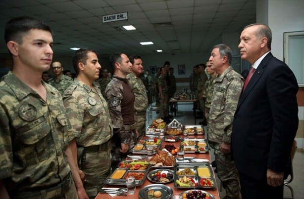 Foto - O asker bakın kimmiş!