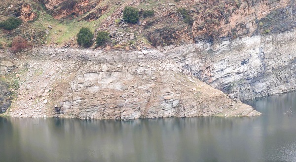Foto - O barajda tehlikeli manzara! İskele ile tekne arasındaki mesafe şaşırttı