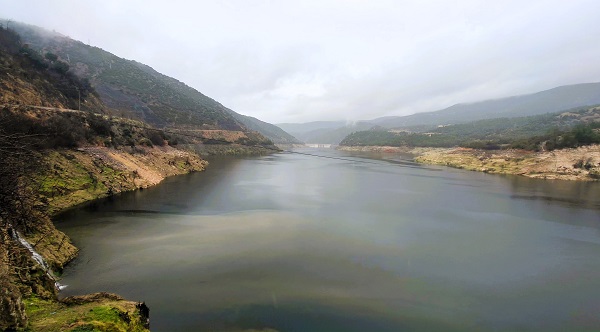 Foto - O barajda tehlikeli manzara! İskele ile tekne arasındaki mesafe şaşırttı