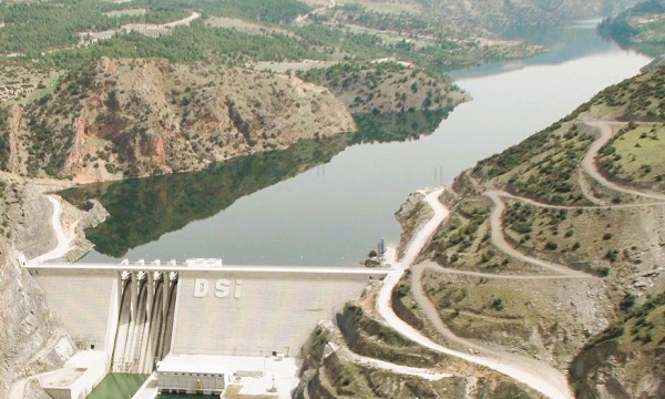 Foto - O barajda tehlikeli manzara! İskele ile tekne arasındaki mesafe şaşırttı