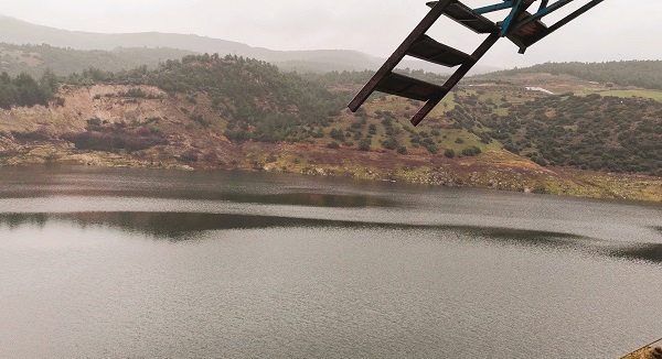 Foto - O barajda tehlikeli manzara! İskele ile tekne arasındaki mesafe şaşırttı