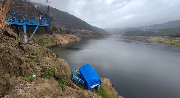 O barajda tehlikeli manzara! İskele ile tekne arasındaki mesafe şaşırttı