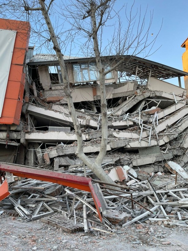 Foto - O caddelerde artık acının izleri var! Maraş, hâlen enkazlarda atan 'kahraman kalp' arayışında
