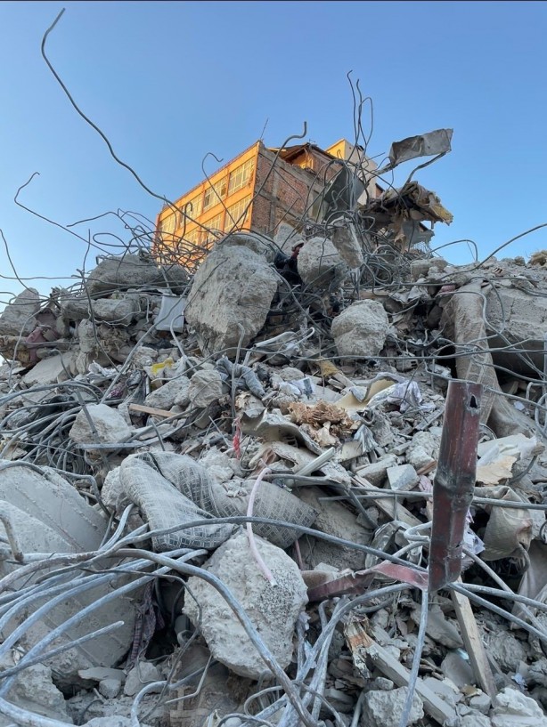 Foto - O caddelerde artık acının izleri var! Maraş, hâlen enkazlarda atan 'kahraman kalp' arayışında