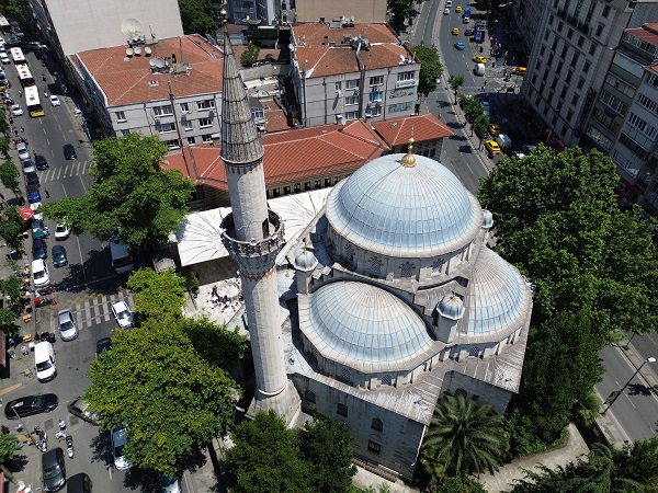 O caminin minaresindeki taşlar düşüyor