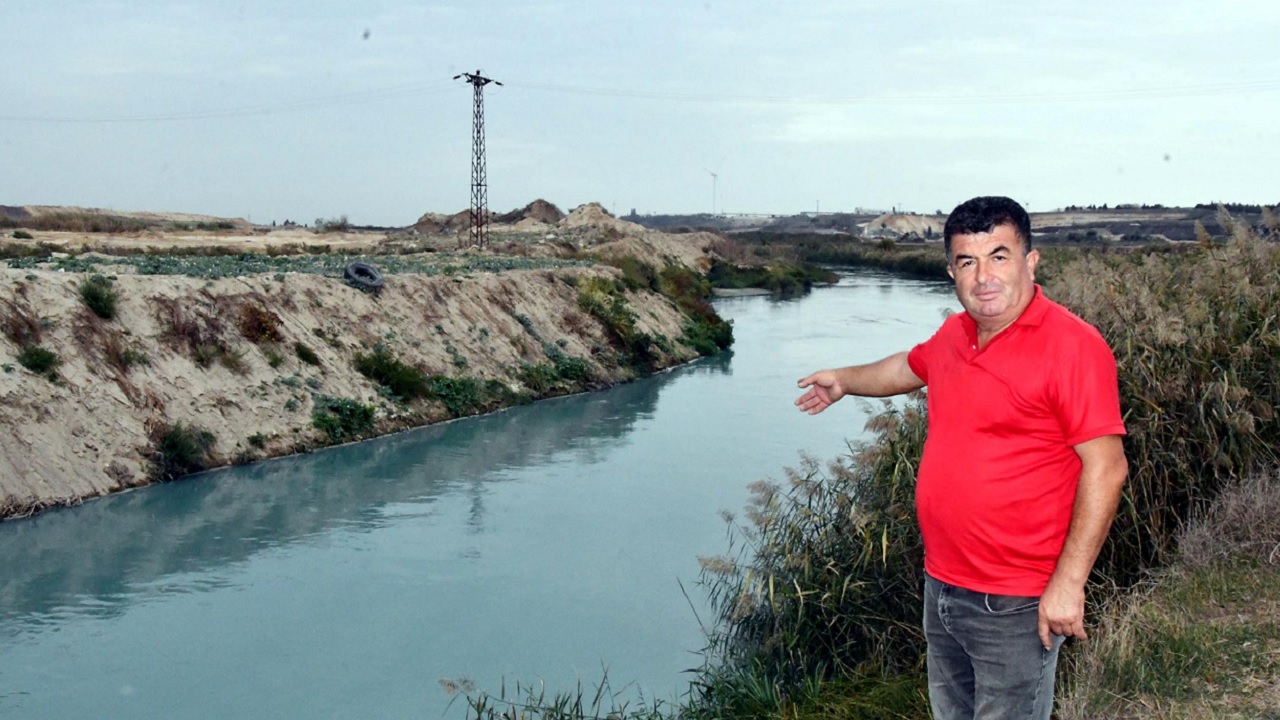 Foto - O derenin rengi turkuaza döndü!