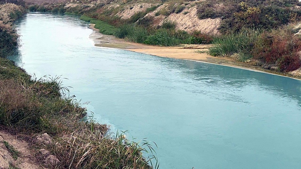 Foto - O derenin rengi turkuaza döndü!