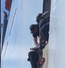 Foto - O gemi İsrail'e silah mı taşıyor? Halk gemiyi bastı, hareket etmesini engelledi