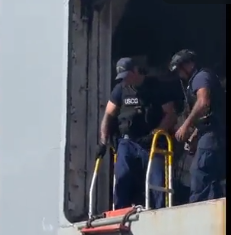 Foto - O gemi İsrail'e silah mı taşıyor? Halk gemiyi bastı, hareket etmesini engelledi