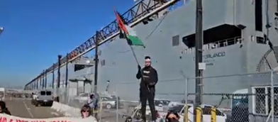 Foto - O gemi İsrail'e silah mı taşıyor? Halk gemiyi bastı, hareket etmesini engelledi