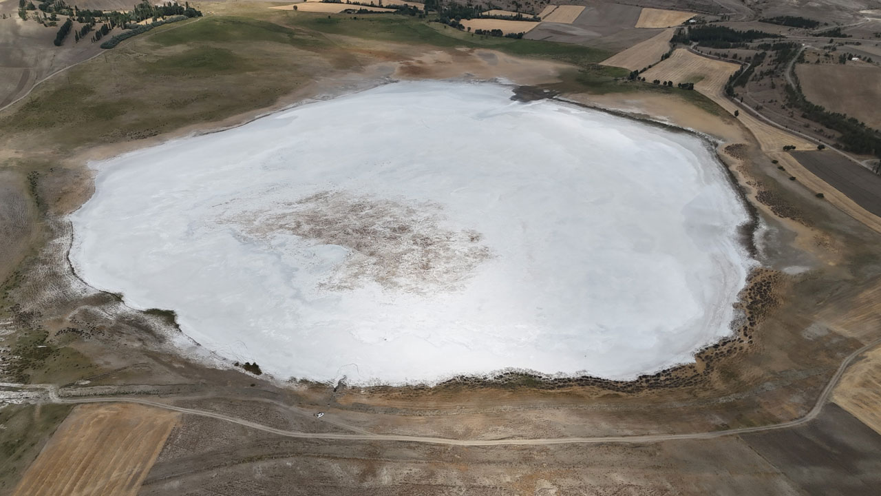 Foto - O göl tamamen kurudu! Adeta beyaz çöle döndü