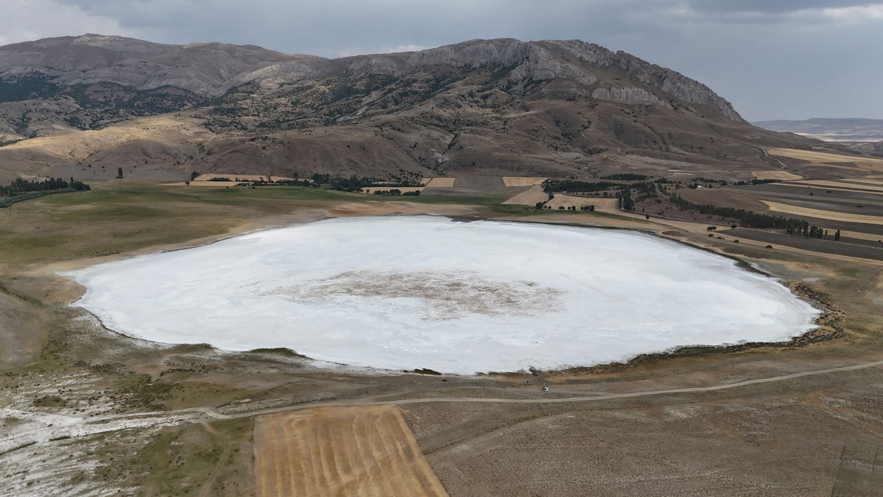 O göl tamamen kurudu! Adeta beyaz çöle döndü