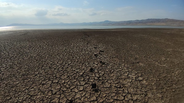 Foto - O gölde çekilme tehlikeli boyutlara ulaştı