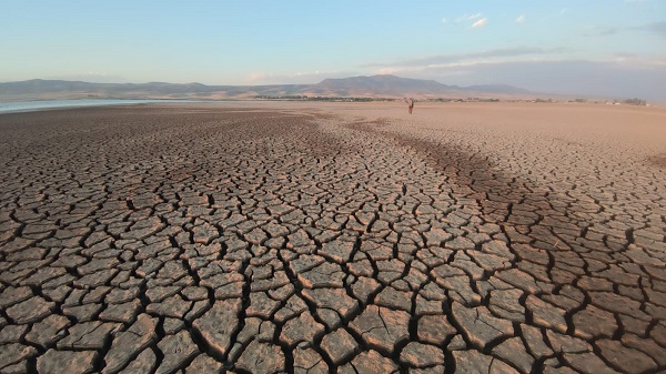Foto - O gölde çekilme tehlikeli boyutlara ulaştı