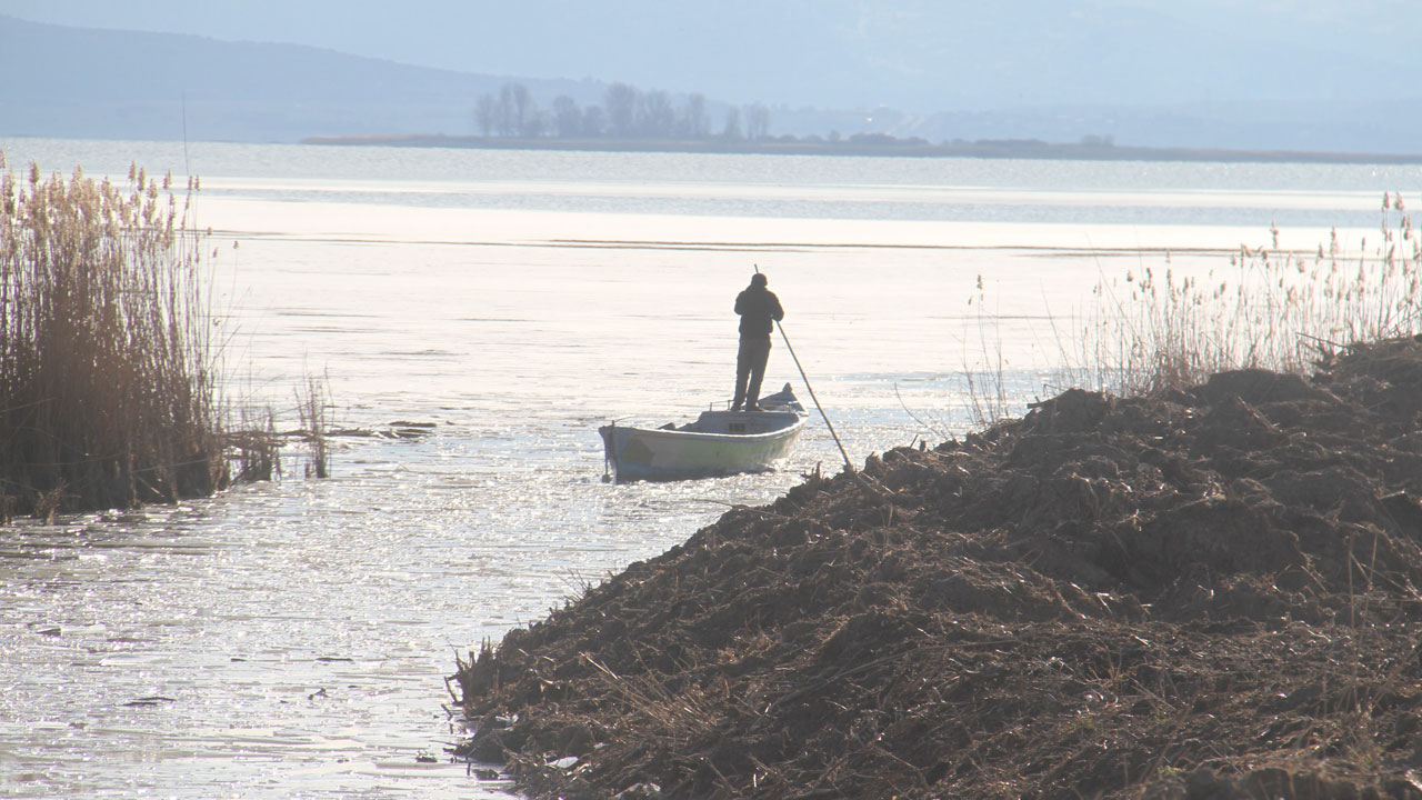 O gölde hayat durdu! Balıkçılar avlanmayı bıraktı, kuşlar kıyıya indi