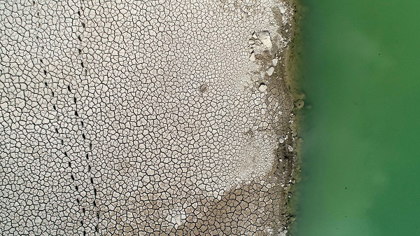 O gölette kuraklıktan adacıklar oluştu