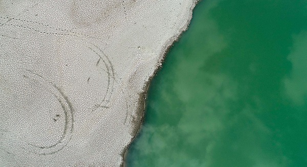 Foto - O gölette kuraklıktan adacıklar oluştu