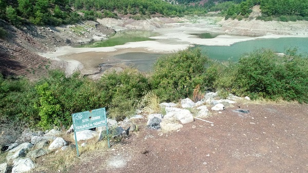 Foto - O gölette kuraklıktan adacıklar oluştu