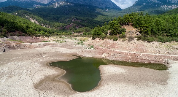Foto - O gölette kuraklıktan adacıklar oluştu