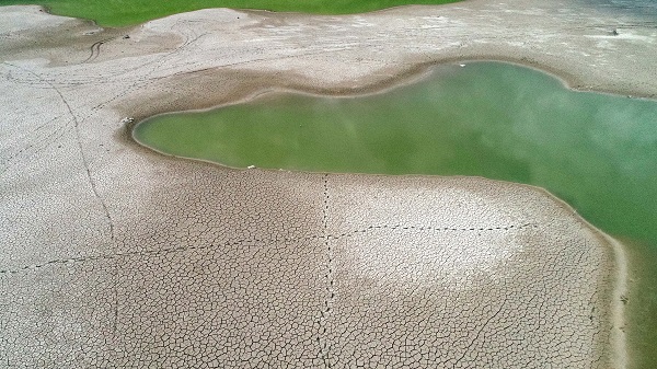 Foto - O gölette kuraklıktan adacıklar oluştu