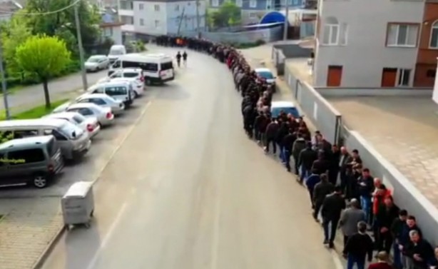 O ilçemizde örnek bayramlaşma! 1 kilometrelik kuyruk oluştu