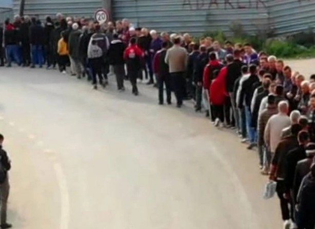 Foto - O ilçemizde örnek bayramlaşma! 1 kilometrelik kuyruk oluştu