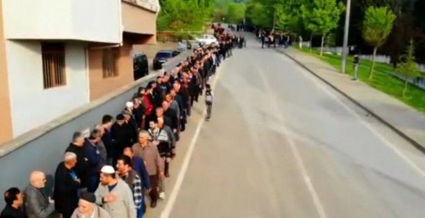 Foto - O ilçemizde örnek bayramlaşma! 1 kilometrelik kuyruk oluştu