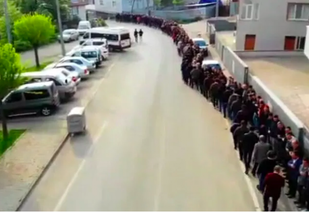 Foto - O ilçemizde örnek bayramlaşma! 1 kilometrelik kuyruk oluştu