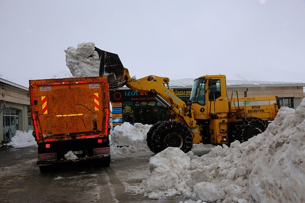 Foto - O ilde kamyon kamyon kar taşınıyor
