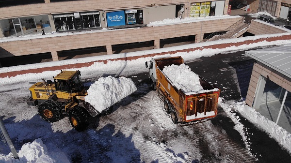 Foto - O ilde kamyon kamyon kar taşınıyor