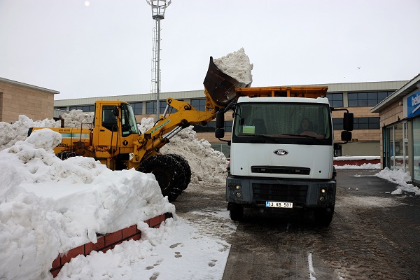 Foto - O ilde kamyon kamyon kar taşınıyor
