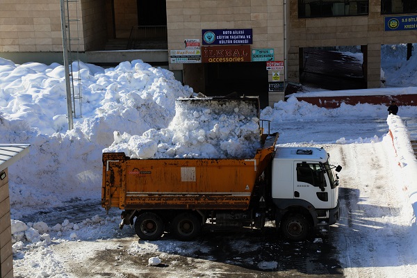Foto - O ilde kamyon kamyon kar taşınıyor