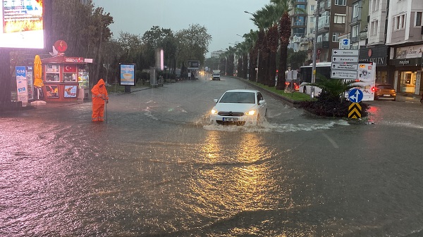 Foto - O ilde sokaklar göle döndü
