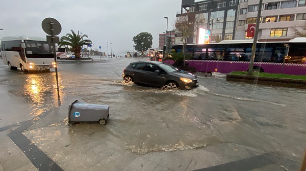 Foto - O ilde sokaklar göle döndü