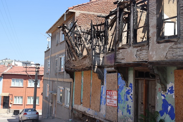 O ilde tarihi evler tek tek çöküyor! 