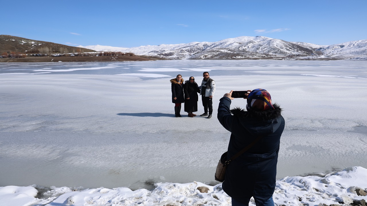 Foto - O ilimiz buz kesti! Göl üzerinde şaşkına çeviren görüntü
