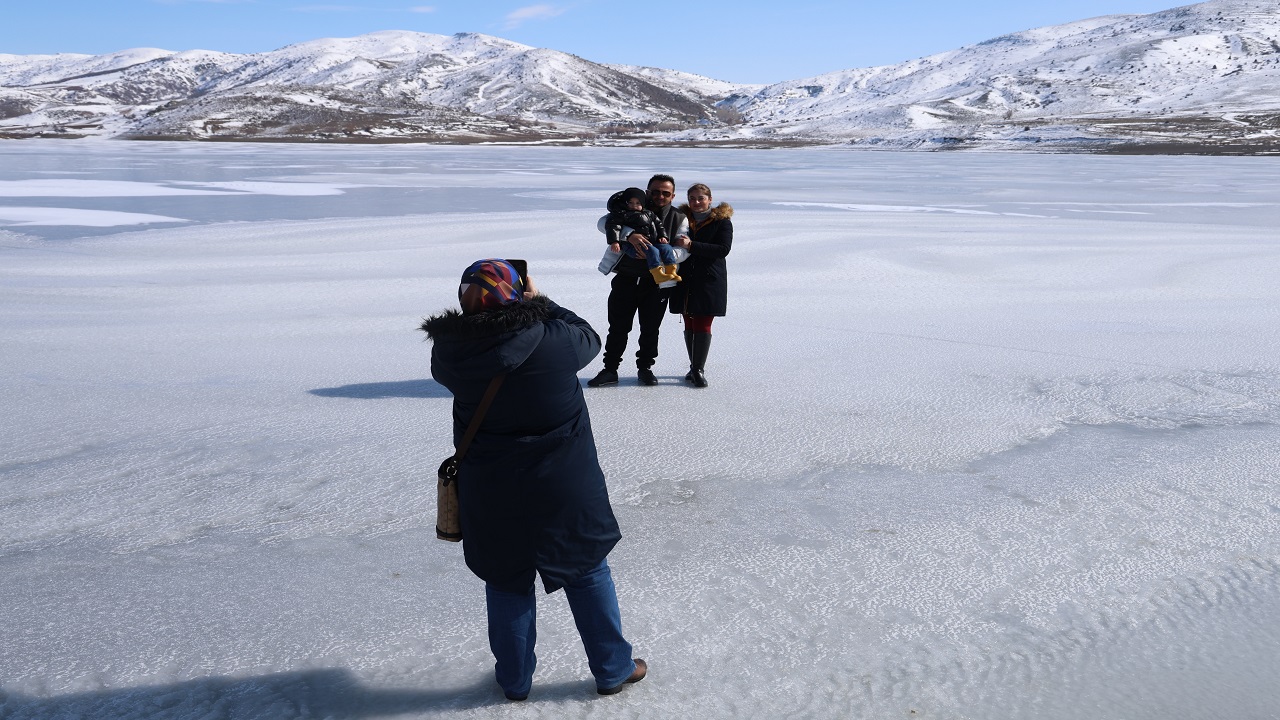 Foto - O ilimiz buz kesti! Göl üzerinde şaşkına çeviren görüntü