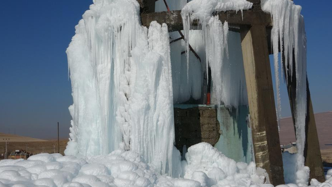 Foto - O ilimiz donuyor! Su deposu buz tuttu
