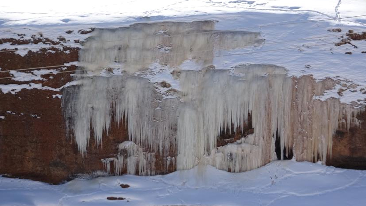 Foto - O ilimiz donuyor! Su deposu buz tuttu